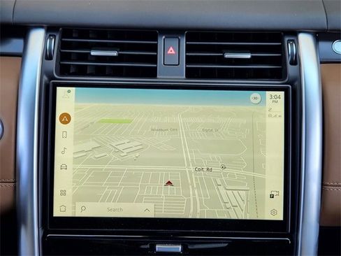 Used 2024 Land Rover Discovery Metropolitan Edition image 12