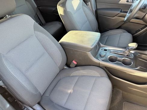 Used 2023 Chevrolet Traverse LT image 5