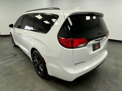 Used 2018 Chrysler Pacifica Limited w/ S Appearance Package image 4