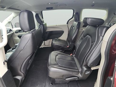 Used 2023 Chrysler Pacifica Touring-L image 16