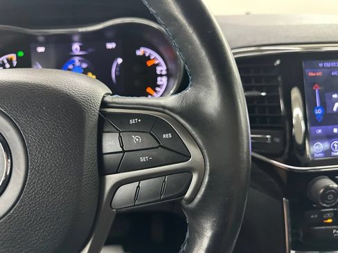 Used 2019 Jeep Grand Cherokee Laredo AWD/4WD image 44