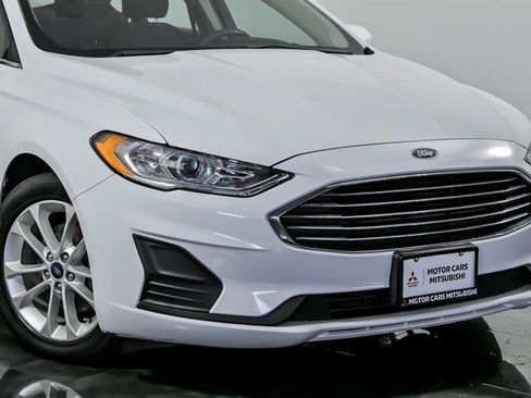 Used 2019 Ford Fusion SE FWD image 2