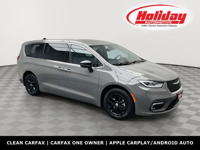 Used 2025 Chrysler Pacifica Select