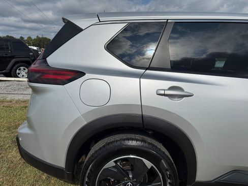 Used 2025 Nissan Rogue SV AWD/4WD image 9