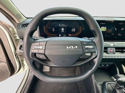 Used 2025 Kia K4 FWD image 11
