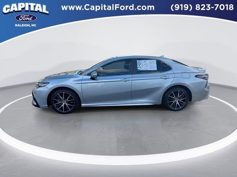 Used 2024 Toyota Camry SE image 5