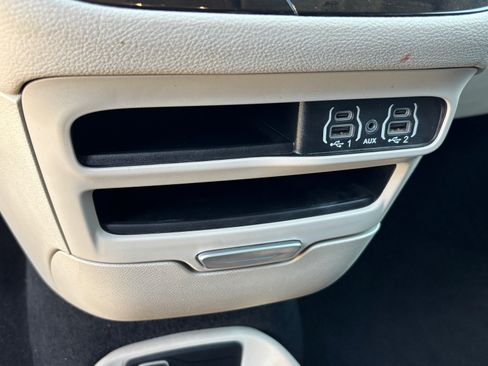 Used 2024 Chrysler Pacifica Limited FWD image 16