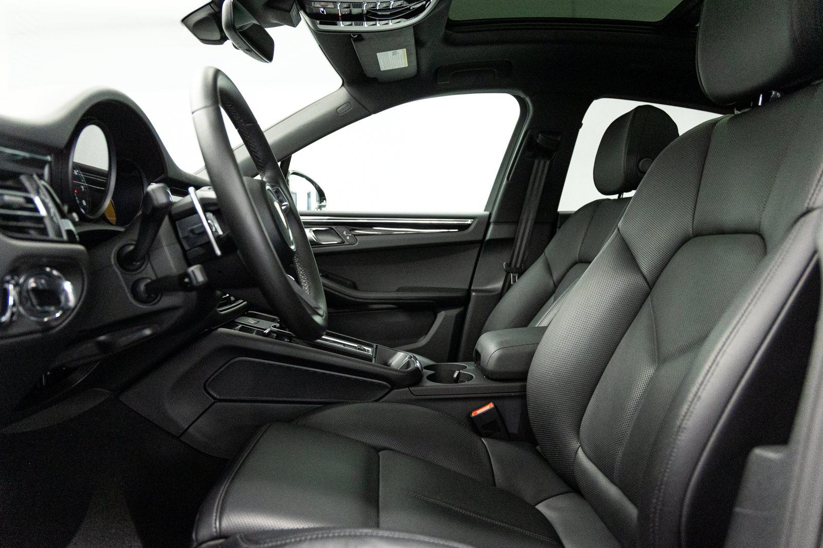 Used 2025 Porsche Macan AWD/4WD image 23