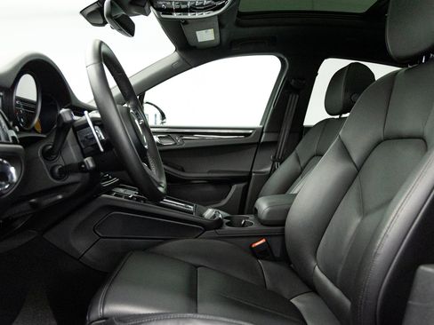 Used 2025 Porsche Macan AWD/4WD image 23