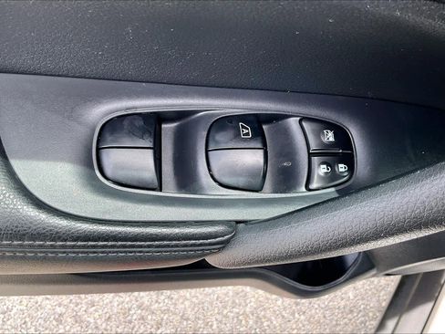 Used 2016 Nissan Rogue SL w/ SL Premium Package FWD image 32