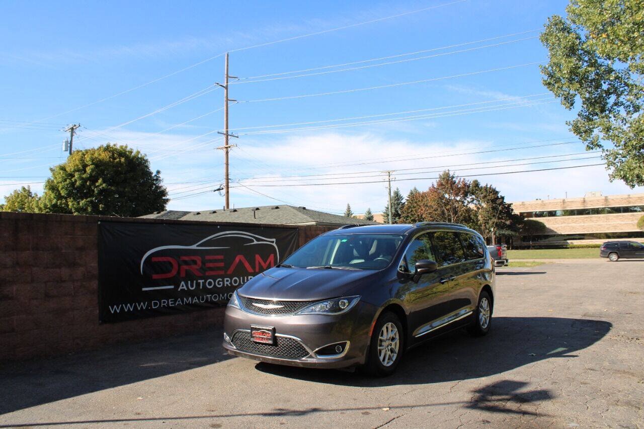 Used 2020 Chrysler Pacifica Touring-L FWD image 1