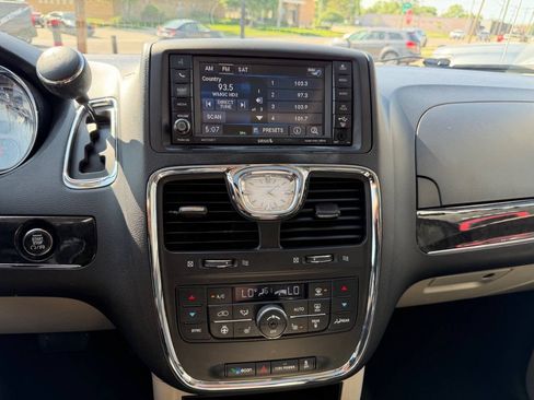 Used 2015 Chrysler Town & Country Touring-L w/ Driver Convenience Group FWD image 14