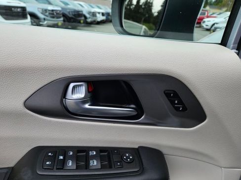 Used 2023 Chrysler Pacifica Touring-L FWD image 27