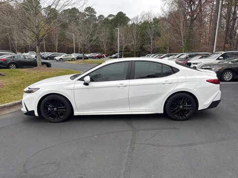 Used 2025 Toyota Camry SE image 13