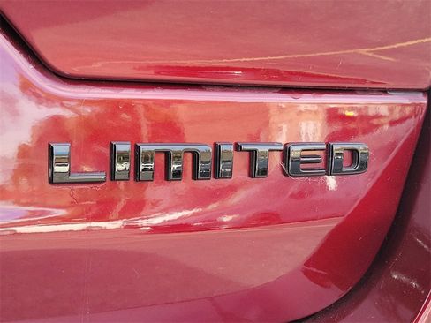 Certified 2025 Jeep Grand Cherokee Limited w/ Black Appearance Package image 7