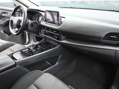 Used 2025 Nissan Rogue SV image 24