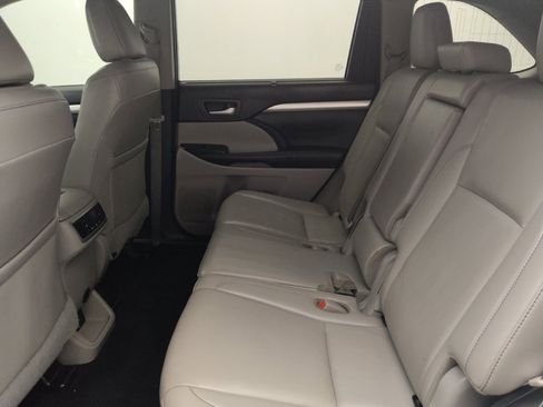 Used 2019 Toyota Highlander XLE FWD image 18