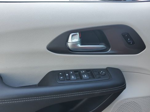 Used 2024 Chrysler Pacifica Touring-L image 21