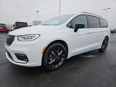 New 2026 Chrysler Pacifica Select w/ S Appearance Package
