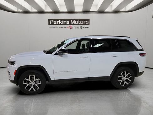 Used 2025 Jeep Grand Cherokee Limited AWD/4WD image 2