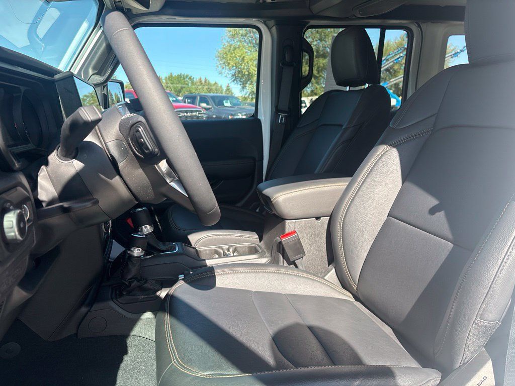 Used 2025 Jeep Wrangler Unlimited Sahara AWD/4WD image 11