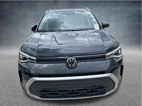 Used 2025 Volkswagen Taos SE FWD image 4