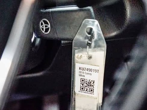 Certified 2019 Toyota Camry SE image 30