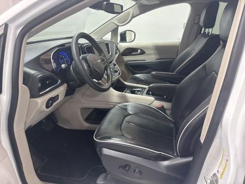 Used 2023 Chrysler Pacifica Limited image 12