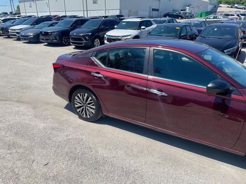 Used 2025 Nissan Altima 2.5 SV FWD image 2