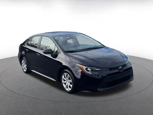 Used 2025 Toyota Corolla LE image 2