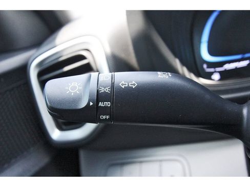 Certified 2025 Hyundai Venue SEL FWD image 20