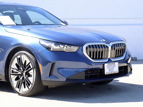 Used 2025 BMW 530i w/ Premium Package image 2