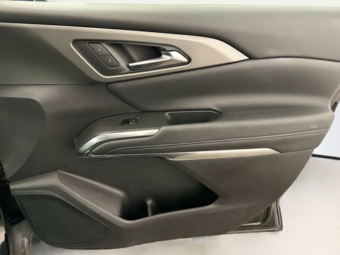 Used 2025 Chevrolet Traverse LT w/ Sun and Wheel Package image 36