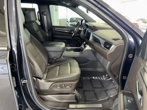 Used 2024 GMC Yukon Denali w/ Advanced Technology Package image 10