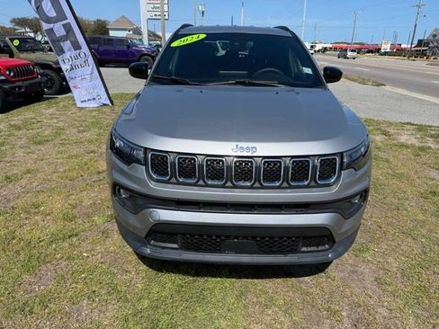 Used 2024 Jeep Compass Latitude w/ Convenience Group image 2