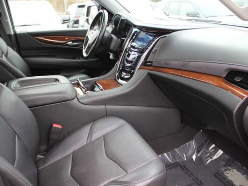Used 2019 Cadillac Escalade Luxury image 38