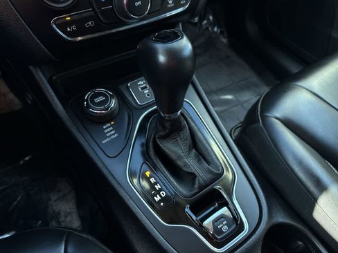 Used 2021 Jeep Cherokee Latitude Plus image 20