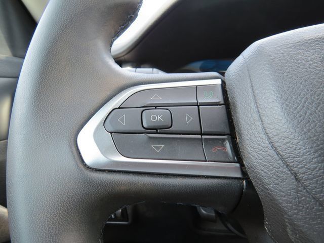 Used 2022 Jeep Compass Latitude FWD image 9