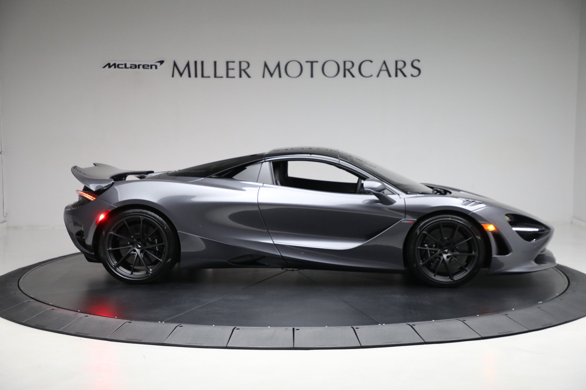 Used 2024 McLaren 750S Spider RWD image 18