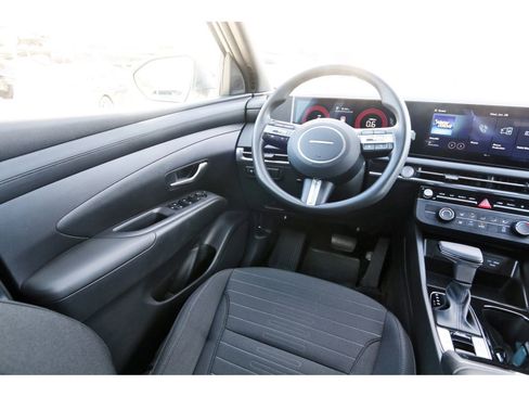 Certified 2025 Hyundai Santa Cruz SE image 10