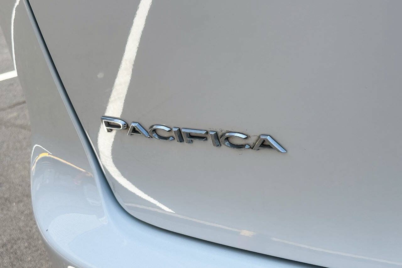 Used 2024 Chrysler Pacifica Limited FWD image 17