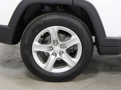 Used 2024 Jeep Compass Latitude image 12