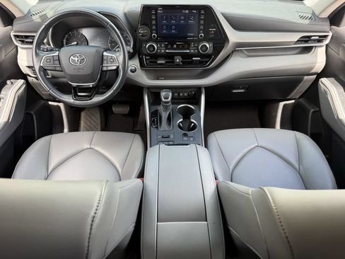Used 2021 Toyota Highlander XLE AWD/4WD image 12
