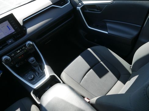 Used 2021 Toyota RAV4 LE AWD/4WD image 11