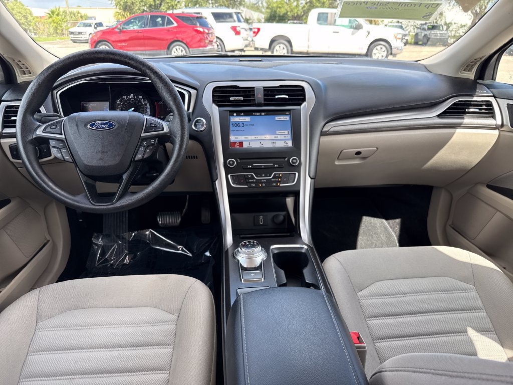 Used 2017 Ford Fusion SE w/ Fusion SE Technology Package FWD image 5