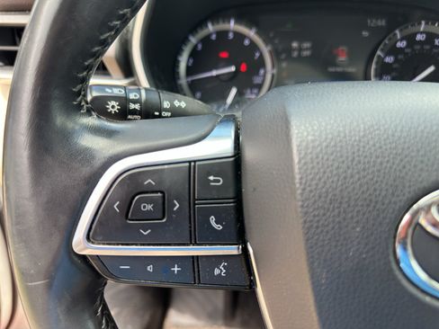 Used 2020 Toyota Highlander XLE FWD image 25