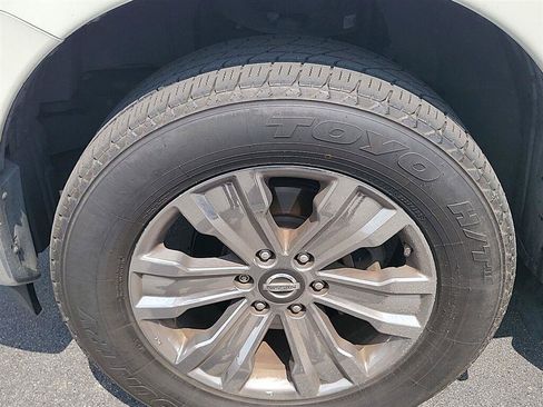 Used 2018 Nissan Titan SL w/ Chrome Package AWD/4WD image 16