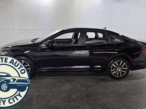 Used 2025 Volkswagen Jetta SE image 4