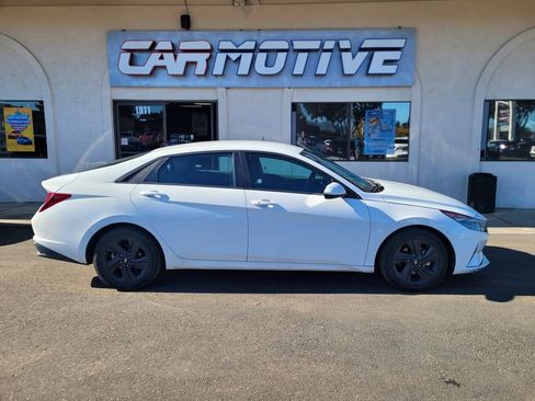 Used 2023 Hyundai Elantra SEL image 2