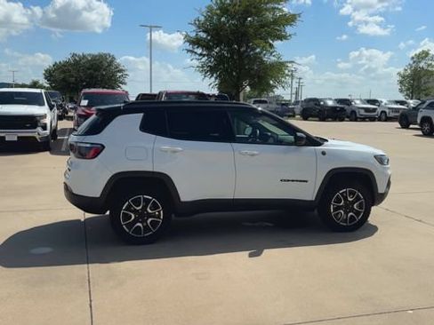 Used 2024 Jeep Compass Trailhawk AWD/4WD image 2